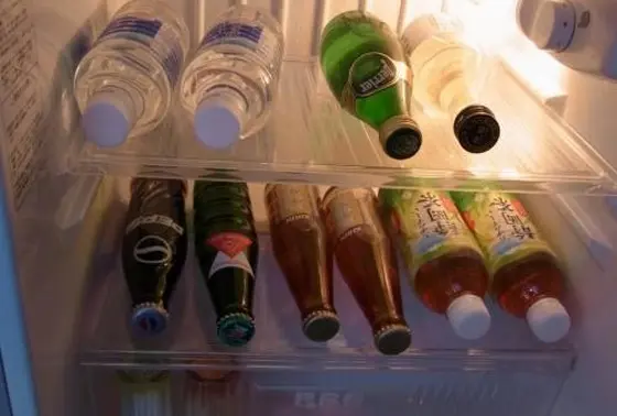 冷蔵庫の中には飲み物やデザートあり