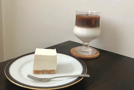 レアチーズケーキ350円　ミルク珈琲600円
