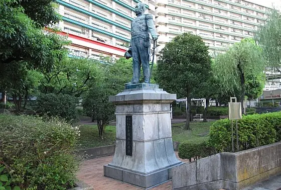 梅若公園に立つ“最後の幕臣”榎本武揚の銅像