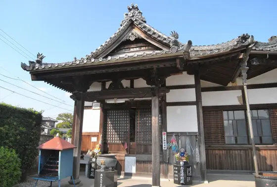 弘法堂は左の端