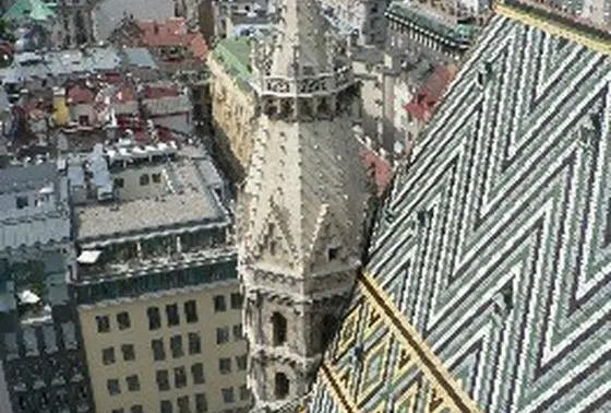 階段で塔に登って世界遺産のウィーンの街を見渡す！