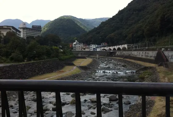 早川にかかる三枚橋