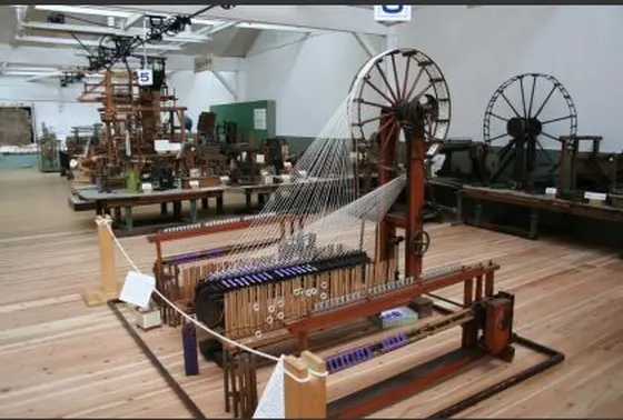 昔の織物の機械も見学できます。