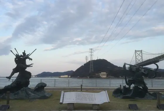 壇ノ浦の戦いの記念像