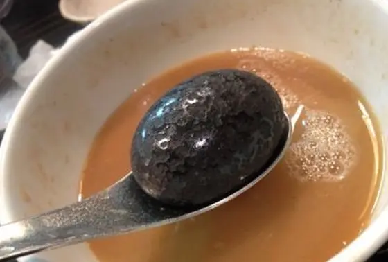 黒い卵でスープを温めます！