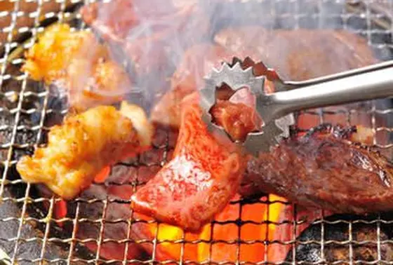 炭火で焼いた肉は美味しいに決まってる！