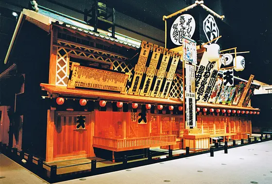 江戸歌舞伎の元祖「中村座」の芝居小屋は、両国の江戸東京博物館で見られますよ！
