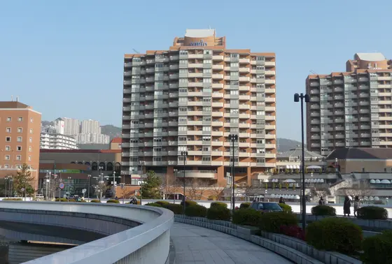 武庫川の橋から見た阪急宝塚駅