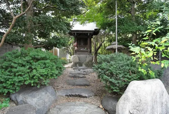 ゲート横の神社