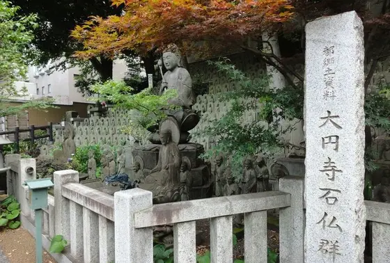 境内にはたくさんの仏像があります