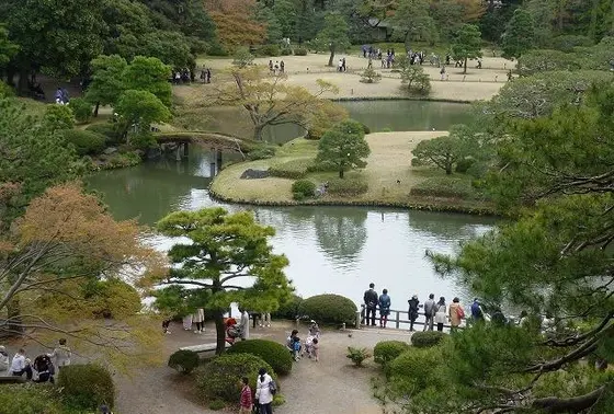 琵琶湖に見たてた池を中心にした「回遊式築山泉水庭園」