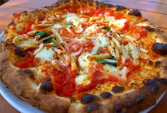 ナポリから輸送した薪窯焼きピザが絶品です。