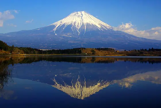 冬　雪化粧の逆さ富士