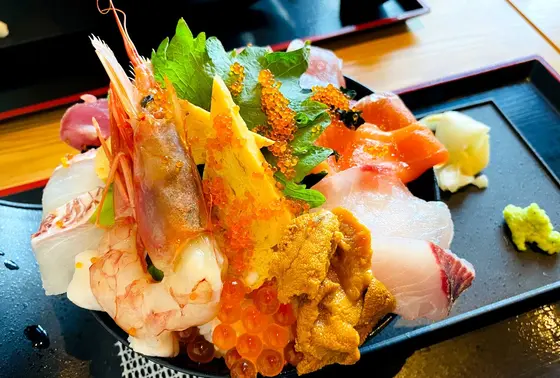 青島海鮮料理 魚益の名物・海鮮丼