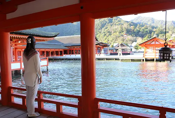 厳島神社の景色は、潮の満ち引きでその印象が全く変わってきます。満潮の時は海に浮かぶような幻想的な雰囲気。