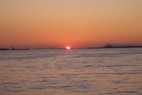 大阪湾に沈みゆく夕陽