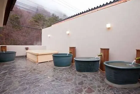 ヒノキ風呂と陶器のひとり風呂