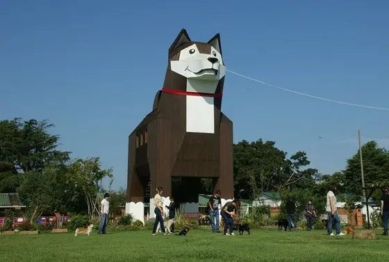 世界最大級の犬の展望台「モッくん」