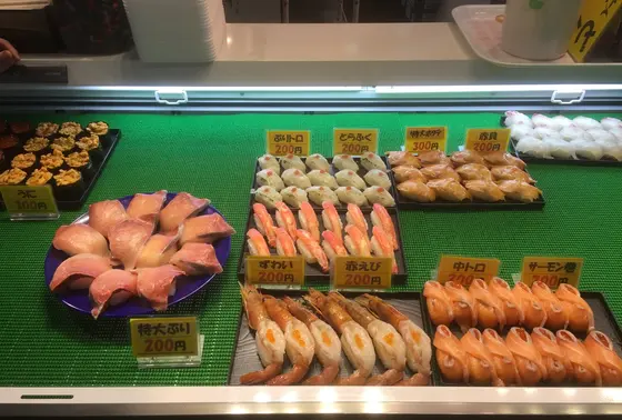 お寿司はこんな感じで売られています２