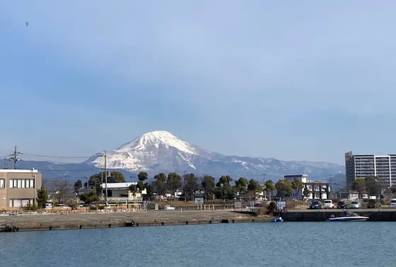 船からは、伊吹山が見えます