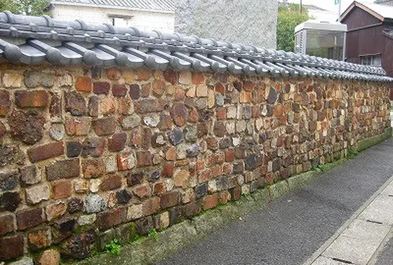 窯のレンガを利用したトンバイ塀