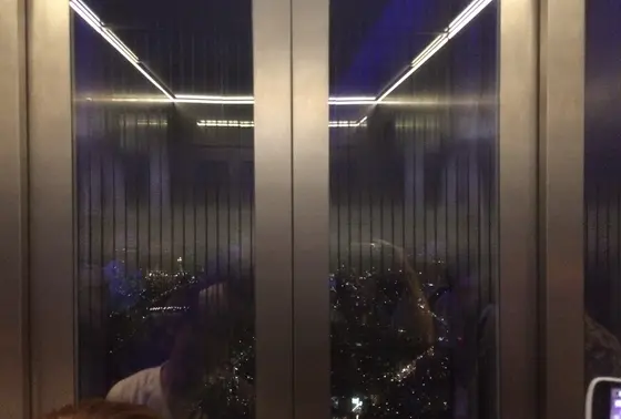 鏡とガラス張りのエレベーターで450mへ！