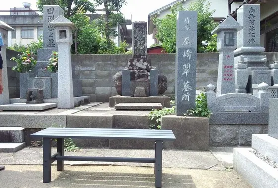 尾崎翠の墓所前