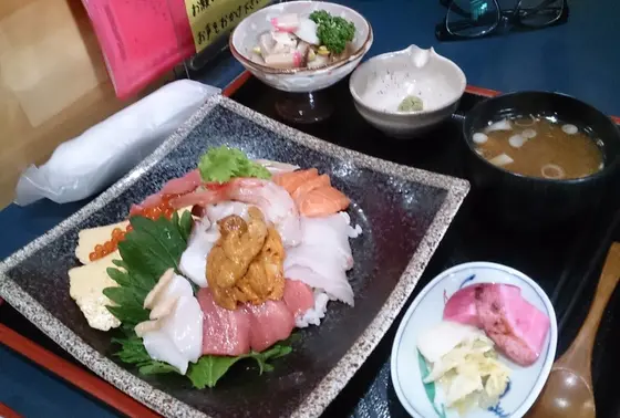 ボリュームたっぷり海鮮丼