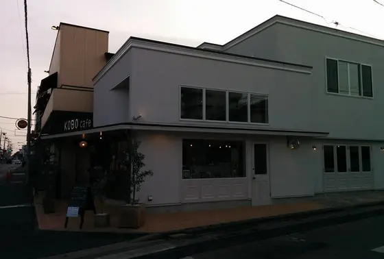 すぐ隣にはカフェも併設「KOBO cafe」