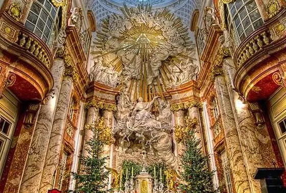 中央祭壇と周りの聖人画