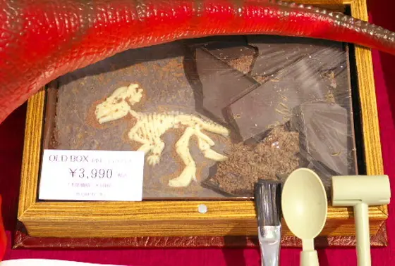 恐竜の骨を発掘できるチョコレート