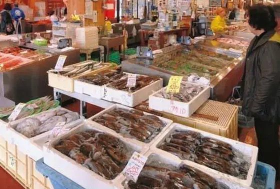 旬のお魚が所狭しと並びます