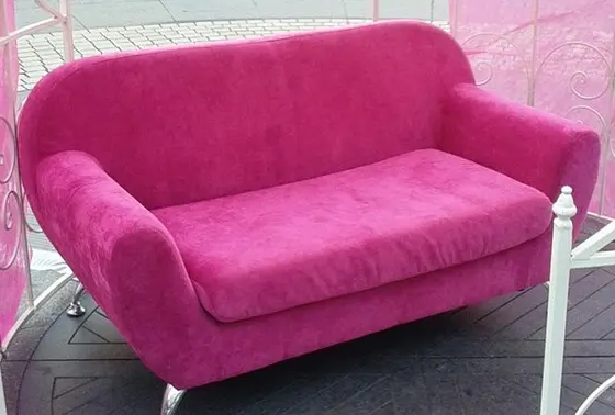フォトスポットに置いてあるピンクの椅子