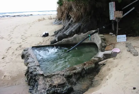 砂浜に現る 露天風呂？