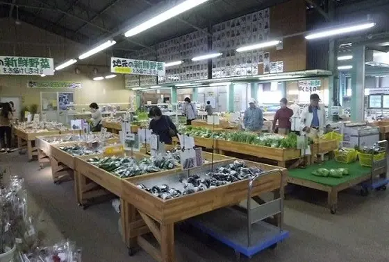 店内は種類ごとに並べられたお野菜がたくさん。