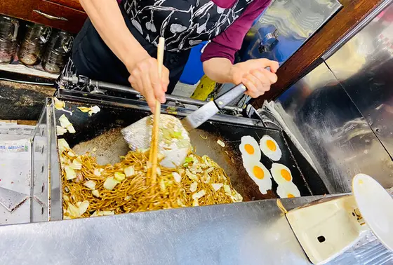 鉄板で調理中