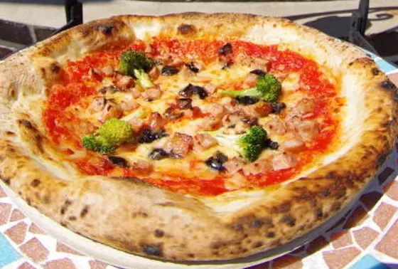 本格的な石窯で焼きあげたピザ