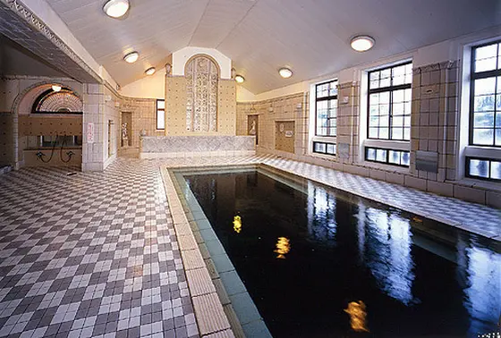 80年以上の年月を重ねた「千人風呂」は大理石造りの豪華な大浴場