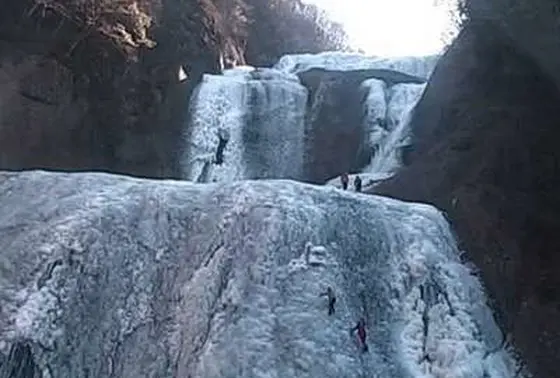 冬の凍結した滝