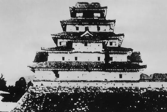 戊辰戦争で、破壊され尽くされた鶴ヶ城。再建築されたのが、現在の鶴ヶ城。
