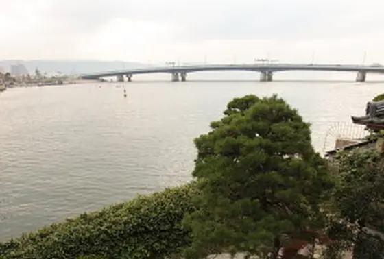 宍道湖と橋のみえる景色