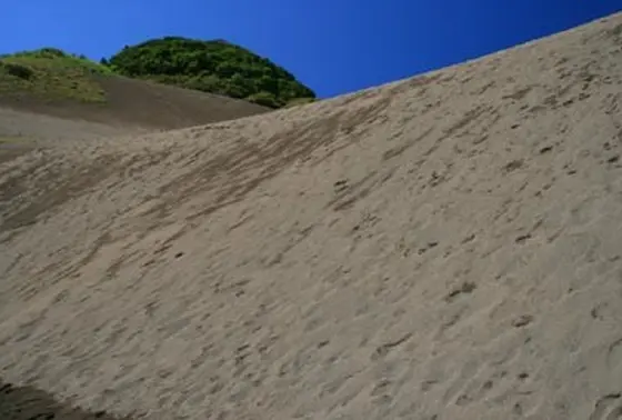 傾斜のキツい砂山を滑ります！