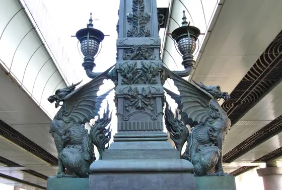 中央柱の麒麟の像