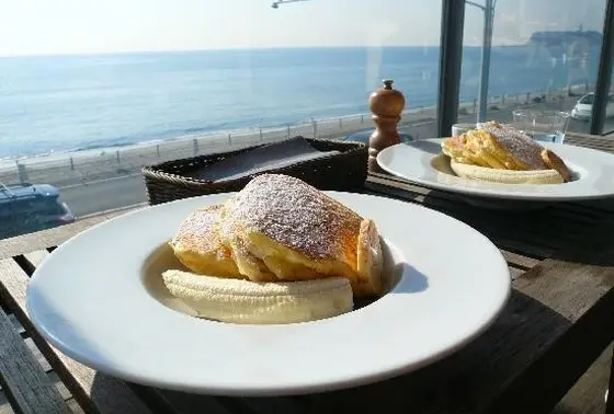 パンケーキと江ノ島海岸