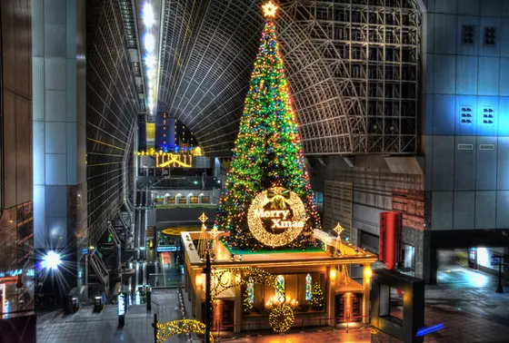 駅内のクリスマスツリー