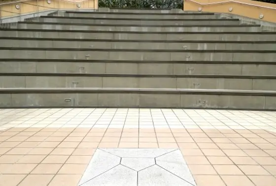 ギャラリーを後にして屋外の階段を降り８階へ行くと、そこには大阪球場のスタンドを彷彿とさせる円形の劇場が！