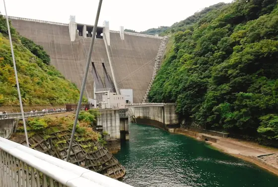 ダム放流、近くで見るか遠くで見るか