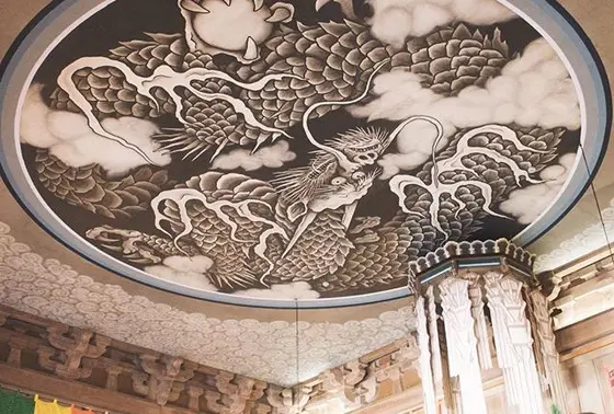 天井に広がる龍の絵”雲龍図”は圧巻