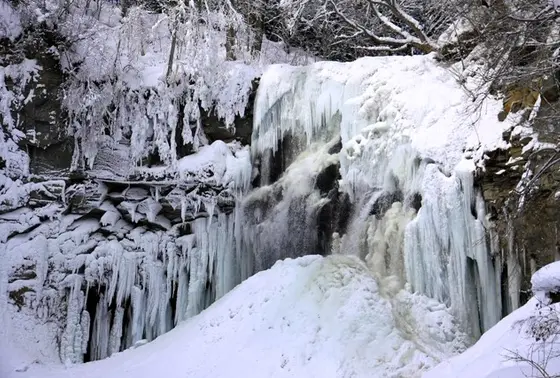 氷爆したアシリベツの滝