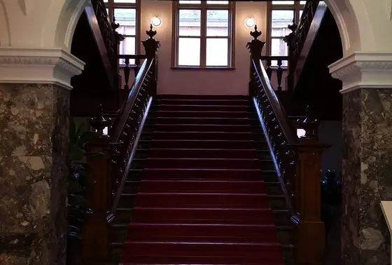 入り口の立派な階段